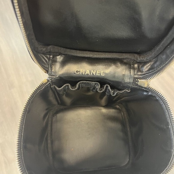 Chanel Vanity Bag - Picture 3 of 14